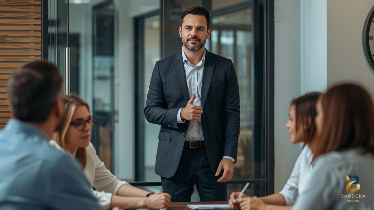 Project Manager osserva con soddisfazione il suo team che collabora intorno a un tavolo in un ufficio moderno, simbolo di una gestione fluida basata su EEF e OPA.